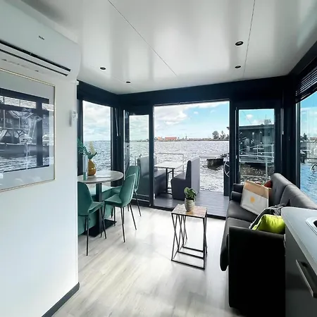 Hotel na wodzie Unique Houseboat On Uitgeester Uitgeest