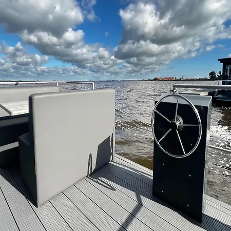 Unique Houseboat On Uitgeester Hotel na wodzie