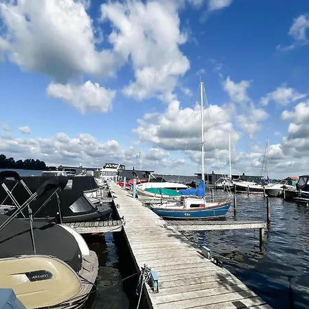 Hotel na wodzie Unique Houseboat On Uitgeester